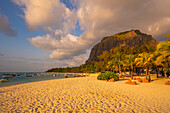 Blick auf den öffentlichen Strand von Le Morne bei Sonnenuntergang, Le Morne, Bezirk Riviere Noire, Mauritius, Indischer Ozean, Afrika