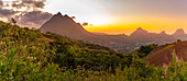 Blick auf Long Mountains bei Sonnenuntergang nahe Beau Bois, Mauritius, Indischer Ozean, Afrika