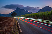 Blick auf Lichterketten und Long Mountains in der Abenddämmerung bei Beau Bois, Mauritius, Indischer Ozean, Afrika