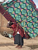 Frau, die eine große Last auf ihrem Kopf und Rücken trägt, in Bukavu, Demokratische Republik Kongo (DRC), Afrika