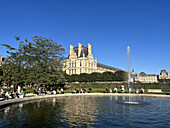 Menschen sitzen im Tuilerienpark in der Nähe des Louvre, Paris, Frankreich, Europa