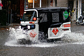 Starker Regen und Wasseransammlungen auf der Straße während der Monsunzeit, Phnom Penh, Kambodscha, Indochina, Südostasien, Asien