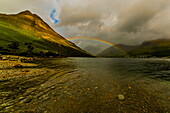 Blick auf den entfernten Great Gable mit Regenbogen über Wast Water mit Yewbarrow links und der Scafell Range rechts, Wasdale, Lake District National Park, UNESCO-Weltnaturerbe, Cumbria, England, Vereinigtes Königreich, Europa