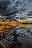 Sonnenuntergang von Sandy Gap auf Walney Island, Blick auf die entfernte Black Combe über die Irische See, Duddon Estuary und Cumbrian Coast, Cumbria, England, Vereinigtes Königreich, Europa