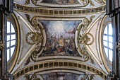 Blick ins Innere der Basilika Corpus Domini, einer katholischen Kirche zum Gedenken an das Eucharistische Wunder von 1453 während des Savoyen-Dauphine-Konflikts, Turin, Piemont, Italien, Europa