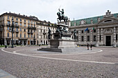 Blick auf das Denkmal von Carlo Alberto auf der Piazza Carlo Alberto mit der Nationalen Universitätsbibliothek von Turin (BNUTO ) im Hintergrund, Turin, Piemont, Italien, Europa