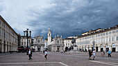 Blick auf die Piazza San Carlo, einen zentralen Platz, der für seine barocke Architektur, seine markanten Wahrzeichen und die umliegenden, 1638 entworfenen Säulengänge bekannt ist, Turin, Piemont, Italien, Europa