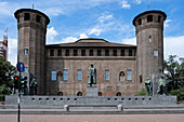 Das Denkmal für Emanuele Filiberto, Herzog von D'Aosta, auf der Piazza Castello, einem prominenten Platz mit mehreren Sehenswürdigkeiten, Museen, Theatern und Cafés, Turin, Piemont, Italien, Europa