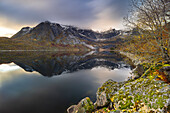 Storvatnet nahe Nusfjord bei Sonnenuntergang, Flakstad, Nordland, Lofoten, Norwegen, Skandinavien, Europa