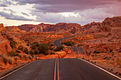 Eine majestätische Straße, die das wunderschöne Valley of Fire durchquert, Nevada, Vereinigte Staaten von Amerika, Nordamerika