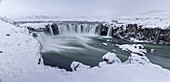 Schneebedeckter Godafoss-Wasserfall in Nordisland, Polarregionen