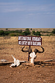 Die internationale Grenze zwischen Tansania und Kenia in der Maasai Mara, Kenia, Ostafrika, Afrika