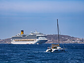 Katamaran und Kreuzfahrtschiff vor der Küste der Insel Mykonos, Kykladen, Griechische Inseln, Griechenland, Europa