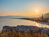Paralia Pithagorio Strand bei Sonnenuntergang, Pythagoreio, Insel Samos, Nord Ägäis, Griechische Inseln, Griechenland, Europa