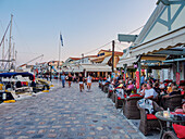 Restaurants am Hafen in der Abenddämmerung, Hafen von Pythagoreio, Insel Samos, Nord-Ägäis, Griechische Inseln, Griechenland, Europa