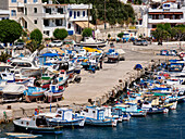 Fischerboote im Hafen von Fournoi, Blick von oben, Insel Fournoi, Nord-Ägäis, Griechische Inseln, Griechenland, Europa