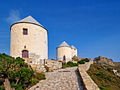Windmühlen von Pandeli mit mittelalterlicher Burg im Hintergrund, Insel Leros, Dodekanes, Griechische Inseln, Griechenland, Europa