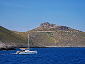Segelboot vor der Küste und mittelalterliche Burg von Pandeli, Insel Leros, Dodekanes, Griechische Inseln, Griechenland, Europa