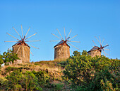 Windmühlen von Patmos Chora bei Sonnenuntergang, Insel Patmos, Dodekanes, Griechische Inseln, Griechenland, Europa