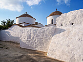 Weiß getünchte Kirchen von Patmos Chora, Patmos Insel, Dodekanes, Griechische Inseln, Griechenland, Europa
