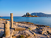 Ruinen der Basilika St. Stefanos und die Insel Kastri bei Sonnenuntergang, Agios Stefanos Strand, Insel Kos, Dodekanes, Griechische Inseln, Griechenland, Europa