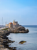 Windmühlen und die Festung des Heiligen Nikolaus, Rhodos-Stadt, Insel Rhodos, Dodekanes, Griechische Inseln, Griechenland, Europa