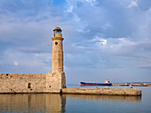 Leuchtturm am alten venezianischen Hafen, Stadt Rethymno, Region Rethymno, Kreta, Griechische Inseln, Griechenland, Europa