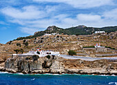 Blick auf die Kapelle und den Friedhof in Pigadia, Insel Karpathos, Dodekanes, Griechische Inseln, Griechenland, Europa