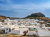 Blick über das Dorf Lindos auf die Akropolis, Insel Rhodos, Dodekanes, Griechische Inseln, Griechenland, Europa