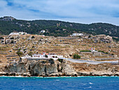Blick auf die Kapelle und den Friedhof in Pigadia, Insel Karpathos, Dodekanes, Griechische Inseln, Griechenland, Europa