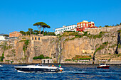 Vergnügungsboote, Sorrento, Bucht von Neapel, Kampanien, Italien, Mittelmeer, Europa