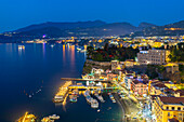 Panoramablick in der Abenddämmerung auf Sorrento, Bucht von Neapel, Kampanien, Italien, Mittelmeerraum, Europa