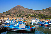 Fischerboote, Favignana, Ägadische Inseln, Provinz Trapani, Sizilien, Italien, Mittelmeer, Europa
