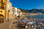 Touristen am Strand, Cefalu, Berge im Hintergrund, Provinz Palermo, Sizilien, Italien, Mittelmeer, Europa