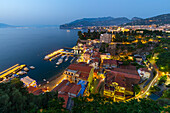 Panoramablick in der Abenddämmerung auf Sorrento, Bucht von Neapel, Kampanien, Italien, Mittelmeerraum, Europa