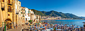 Panoramablick auf Touristen am Strand, Berge im Hintergrund, Cefalu, Provinz Palermo, Sizilien, Italien, Mittelmeer, Europa