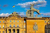 Hirschstatue am Eingang, Neues Schloss, Neues Schloss, Stuttgart, Baden-Württemberg, Deutschland, Europa