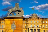 Löwenstatue am Eingang, Neues Schloss, Neues Schloss, Stuttgart, Bundesland Baden-Württemberg, Deutschland, Europa