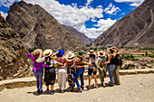 Frauen mit Blick über Ollantaytambo, Peru, Südamerika