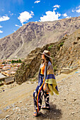 Frau auf Wanderweg bei Ollantaytambo, Peru, Südamerika