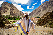 Frau auf Wanderweg bei Ollantaytambo, Peru, Südamerika