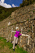Frau an der Lama-Wand in Choquequirao, Peru, Südamerika