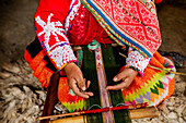 Quechua-Frau bei einer Webvorführung, Ollantaytambo, Peru, Südamerika