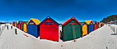 Panorama der bunten Strandhütten am Strand von Muizenberg, Kapstadt, Südafrika, Afrika