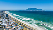 Luftaufnahme des Bloubergstrandes mit dem Tafelberg im Hintergrund, Tafelbucht, Kapstadt, Südafrika, Afrika