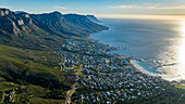 Luftaufnahme der Zwölf Apostel und Camps Bay, Kapstadt, Kap-Halbinsel, Südafrika, Afrika