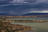 Usa, New Mexico, Abiquiu, Gewitterwolken über dem Abiquiu-See