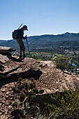 Usa, Colorado, Durango, Frau steht auf Felsvorsprung in den San Juan Mountains