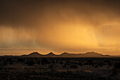 Usa, New Mexico, Santa Fe, Sturm und Regen über den Cerrillos Hills bei Sonnenuntergang