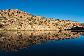 Usa, New Mexico, Abiquiu, Rio Chama, Hügel spiegeln sich im Chama-Fluss